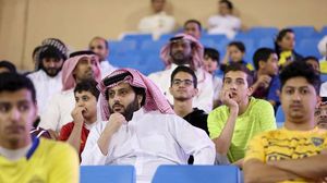 أظهرت لقطات تجمهر عدد من المشجعين السعوديين حول آل الشيخ، الذي كان محاطا بحراس شخصيين- فيسبوك (تركي آل الشيخ)