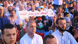 لافتة تقدم التهنئة بالعيد للمتظاهرين بمسيرة العودة في غزة- جيتي