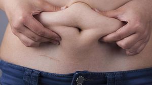 خبراء: الأشخاص الذين تنخفض مستويات الفيتامين (د) في أجسامهم يواجهون خطر تراكم الدهون في منطقة البطن أكثر من غيرهم