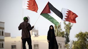نشطاء بحرينيون يرفعون العلم الفلسطيني خلال فعالية- جيتي