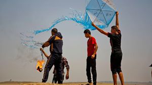 باتت ألسنة الدخان تسيطر على مستوطنات غلاف غزة وآلاف الدونمات الزراعية تصيبها النيران- جيتي