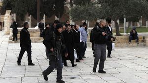 عشرات المستوطنين اقتحموا الخميس باحات الأقصى تحت حماية شطرة الاحتلال- جيتي