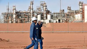 تأثرت الجزائر كثيرا بانخفاض أسعار النفط الذي يشكل 60 بالمئة من ميزانيتها- جيتي