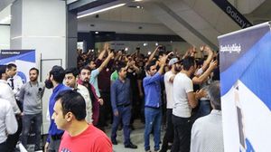 التجار وأصحاب المحلات في طهران خرجوا بتظاهرات تنديدا بانهيار العملة- تويتر