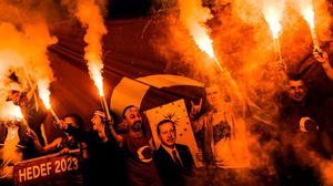 رفع الأتراك المشاركون في الاحتفالات الأعلام التركية ورايات الأحزاب السياسية الفائزة- جيتي