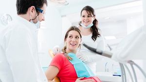 أكد أخصائي النسائية والتوليد، إيهاب أبو مرار، بأن للحمل تأثير سلبي إلى حد ما يمكن أن يصل للأسنان واللثة - أرشيفية
