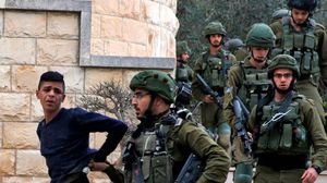 دهم جنود الاحتلال الإسرائيلي أحياء عدة بمدينة الخليل- جيتي