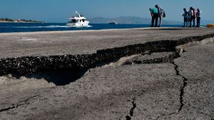 قال مركز رصد الزلازل الأوروبي المتوسطي إن "الزلزال وقع على عمق 56 كيلومترا بين جزيرتي كريت وكيثيرا"- جيتي