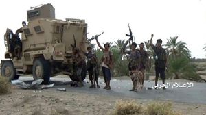 صورة بثتها قناة المسيرة التاعبة للحوثيين تقول إنها تظر استيلاء مقاتلي الحوثي على إحدى آليات التحالف العربي في الحديدة