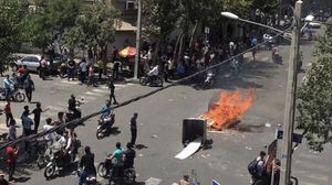 الأمن الإيراني تدخل وأطلق الغاز المسيل للدموع لتفريق جموع المتظاهرين في طهران- تويتر