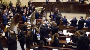 قام النواب العرب بتمزيق مشروع القانون وإلقائه صوب رئيس الحكومة الإسرائيلي- جيتي
