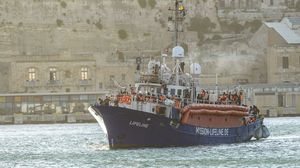 البحرية الليبية اقتحمت السفينة نفين وأنزلت من عليها من مهاجرين بالقوة- جيتي/ أرشيفية 