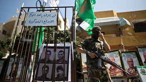 فعالية بغزة ترفع صور الأسرى الفلسطينيين وصور جنود الاحتلال المأسورين بغزة- جيتي