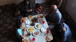 في اليوم الأول من رمضان أصرت أخوات الشهيد ابراهيم على إعداد طبق الشاورما المفضل له