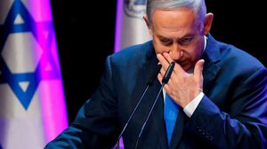 لفت الموقع إلى أن القانون الإسرائيلي يلزم أي وزير بما في ذلك رئيس الحكومة بالاستقالة في حال وجهت إليه رسميا تهمة الفساد- جيتي