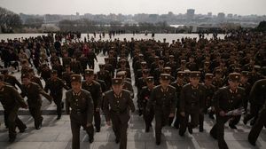 يحظى "جيش الشعب الكوري" بنفوذ واسع في كوريا الشمالية حيث يشكل عصب السلطة- جيتي