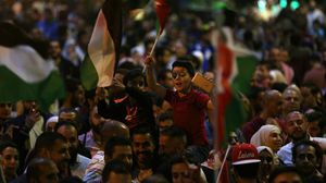 أطفال يشاركون مع عائلاتهم في احتجاجات الأردن- جيتي
