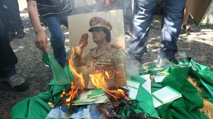 في 20 تشرين الأول/أكتوبر، قُتل القذافي الذي كان قد فرّ منذ آب/أغسطس ومنذ سيطرة الثوار على مقرّه الرئيسي في طرابلس- جيتي 