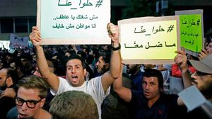 اختفت اللافتات الحزبية من تظاهرات الأردن- جيتي