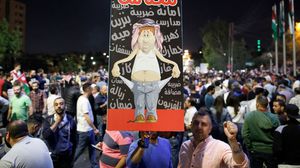 لافتة ساخرة من الوضع الاقتصادي خلال احتجاجات العاصمة الأردنية- جيتي