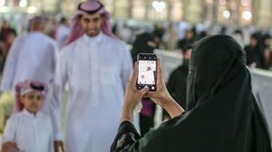 صنفت السعودية تصوير الأشخاص بشكل مباشر دون استئذانهم كمخالفة من مخالفات الذوق العام- جيتي