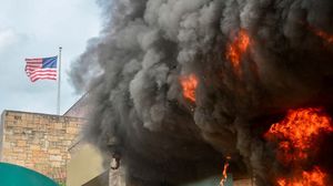 النيران طالت بوابة السفارة الأمريكية في مدينة تيغوسيغالبا- جيتي