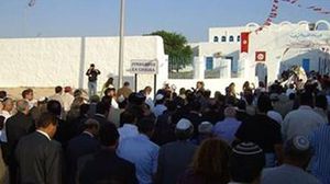 تونسيون يطالبون برلمان بلادهم بمساءلة الحكومة عن مظاهر التطبيع مع الاحتلال  (الأناضول)