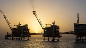 في الخليج وحده تتشارك إيران حقول نفط وغاز أخرى مع قطر والإمارات وسلطنة عُمان