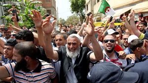 يرفض الجزائريون الذين يواصلون احتجاجاتهم منذ 22 شباط/فبراير، إجراء انتخابات قبل رحيل كل وجوه نظام بوتفليقة- جيتي