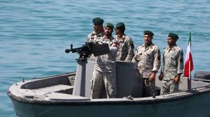 المشاهد تظهر التقاط أحد عناصر القوة الإيرانية جسما من بدن السفينة- جيتي
