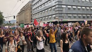 نظمت لجان المرأة والنقابات العمالية الإضراب والمظاهرات التي وصل صداها إلى جميع أنحاء سويسرا- الأناضول