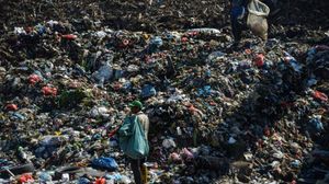 رجلان يجمعان النفايات في مكبّ في باندا آتشيه الإندونيسية في 23 آذار/مارس 2019