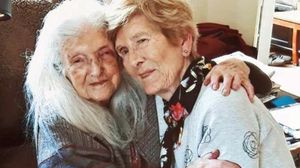 بعد بحث دام 61 عاما قامت السيدة ماكين بمفاجأة والدتها إليزابيث في اسكتلندا 