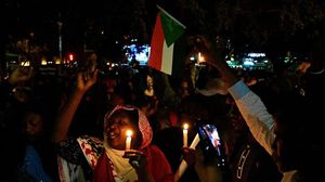 خرجت مظاهرات ليلية عدة في الولايات السودانية مؤخرا تطالب العسكري بتسليم السلطة- جيتي