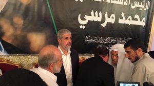 القرضاوي ظهر إلى جوار مشعل في بيت عزاء مرسي- نشطاء
