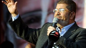 مرسي: يدي مغلولة من الدفاع عن نفسي، وكذلك المحامي لأنه غير مسلح بالمعلومات لكي يتحدث في الموضوع- الأناضول