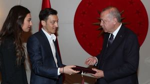تسلم أردوغان دعوة من أوزيل وخطيبته لحضور زفافهما في آذار/ مارس الماضي- جيتي