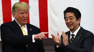 قال متحدث باسم البيت الأبيض إن "ترامب ورئيس الوزراء الياباني اتفاقا على مواصلة الاتصالات والتنسيق الوثيق"- جيتي