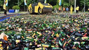 إندونيسيا حطمت آلاف زجاجات الخمور قبل رمضان في ميدان عام- جيتي