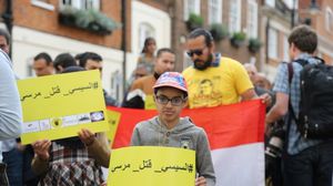 رفع المحتجون لافتات مناهضة لرئيس النظام المصري عبد الفتاح السيسي - الأناضول
