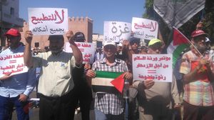 رفع المشاركون في المسيرة التي انطلقت وسط العاصمة الرباط شعارات منها "لا لصفقة القرن"- عربي21