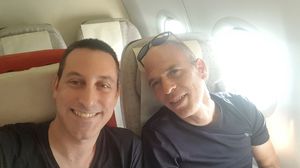 الصحفي الإسرائيلي باراك رافيد نشر صورته وهو في الطائرة متوجها إلى المنامة- صفحته الشخصية