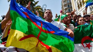 رفض الجيش رفع أي علم غير الجزائري في المسيرات - جيتي