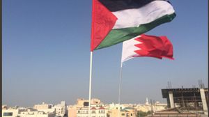 قام مواطنون بحرينيون بنصب أعلام فلسطين إلى جانب أعلام البحرين على أسطح منازلهم- حساب شباب القدس البحرين (تويتر)