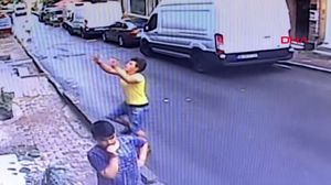 الشاب يعمل بورشة في الحي وصادف مروره تدلي الطفلة من النافذة- يوتيوب
