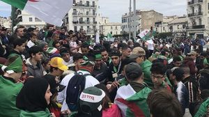 السلطات الأمنية الجزائرية تخوض حملة اعتقالات ضد حاملي الرايات الأمازيغية (الأناضول)
