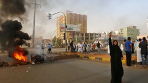 عدد من القتلى وعشرات الجرحى سقطوا في عملية الفض التي بدأتها قوات الأمن صباح الاثنين- جيتي 