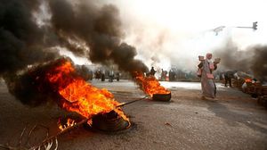 دعا محتجون سودانيون إلى تنفيذ إضراب سياسي مفتوح وعصيان مدني شامل وملء الشوارع بالمتظاهرين- جيتي 