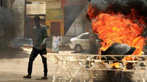 المتظاهرون اتهموا الأمن بإحراق الخيم وداخلها محتجون مدنيون- جيتي