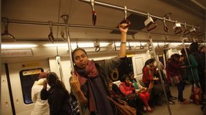 يعيش في دلهي نحو 26 مليون شخص نصفهم تقريبا من النساء- رويترز